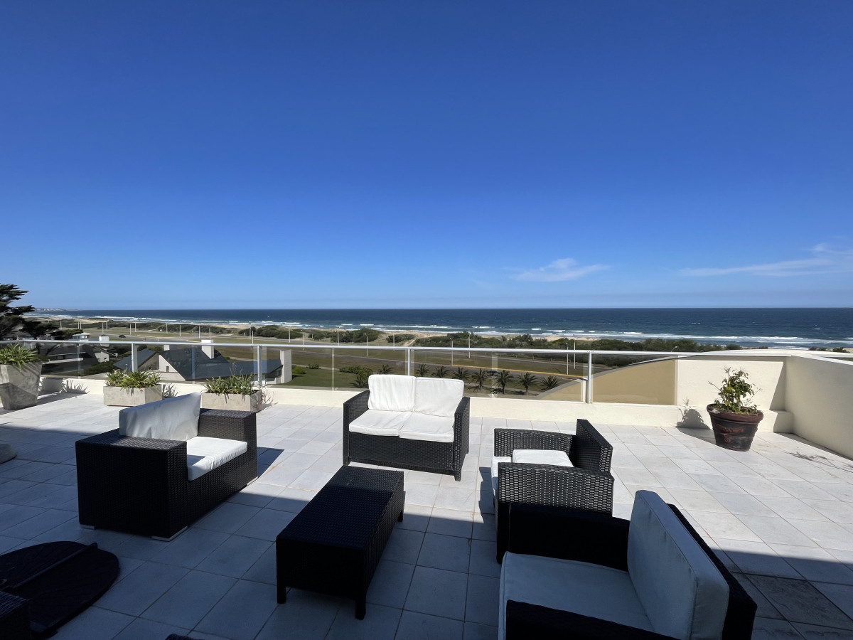 Exclusivo Pent House frente al mar con buena vista y parrillero