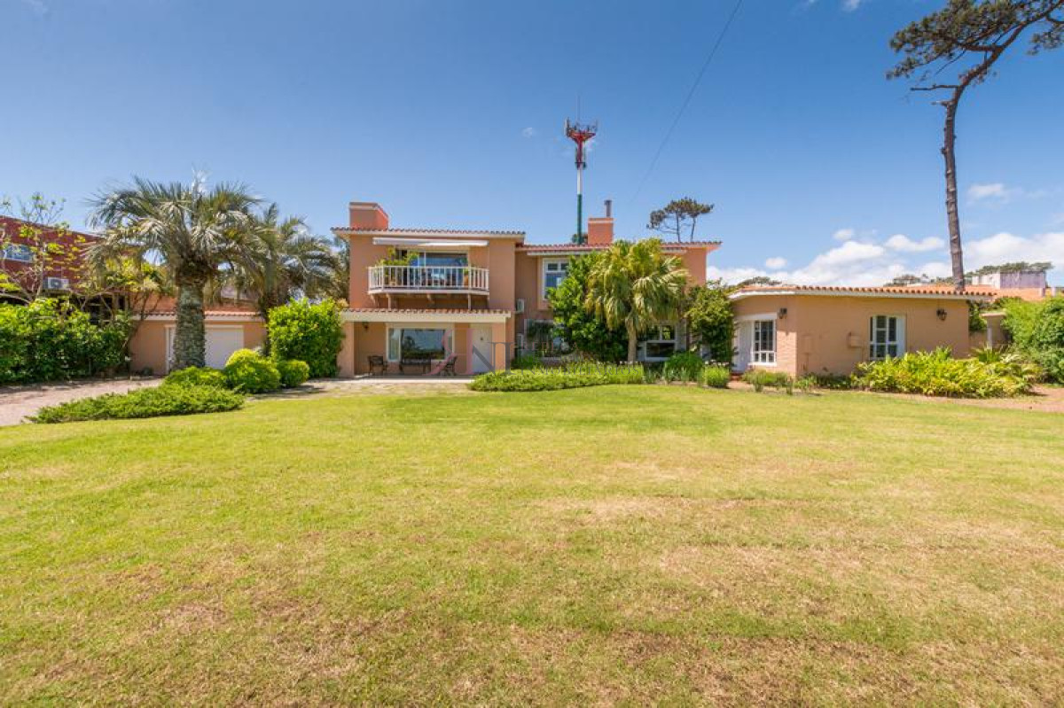 VACACIONES MARAVILLOSAS.  Hermosa casa con piscina a pocas cuadras de la Playa Mansa - RNI111501C