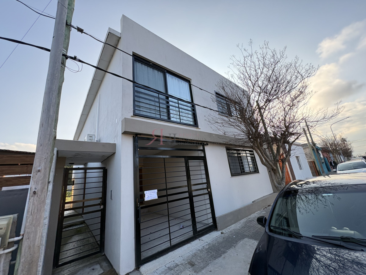 Muy linda casa a estrenar en centro de Maldonado , buen jardín - RNI114165C