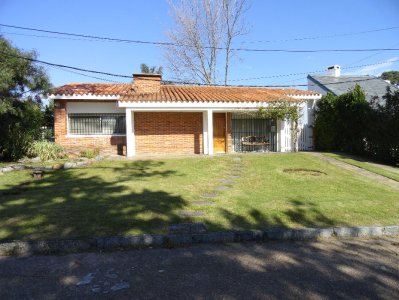 Amplia, cercada con lindo jardin y la mejor ubicacion