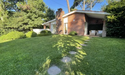 Lindo entorno , muy lindo jardín , luminosa , muy bien mantenida