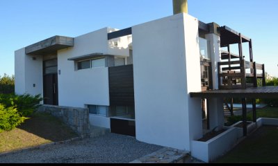 Jardin con piscina, terraza con parrillero