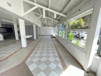 excelente local en peninsula esquinero con vista al mar , apto. gastronomia, muebleria,  - rni10938l