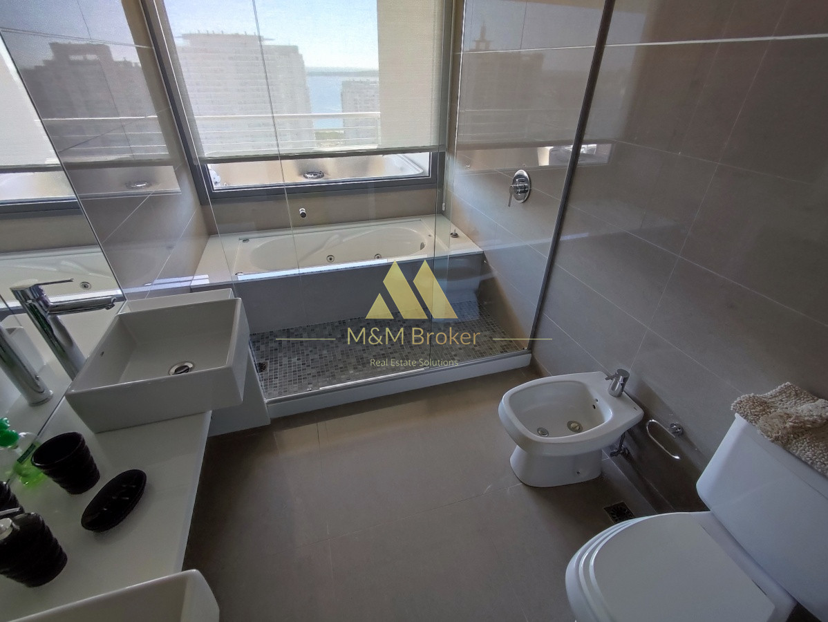 Apartamento ID.132 - Pent House en Playa Mansa 3 suites