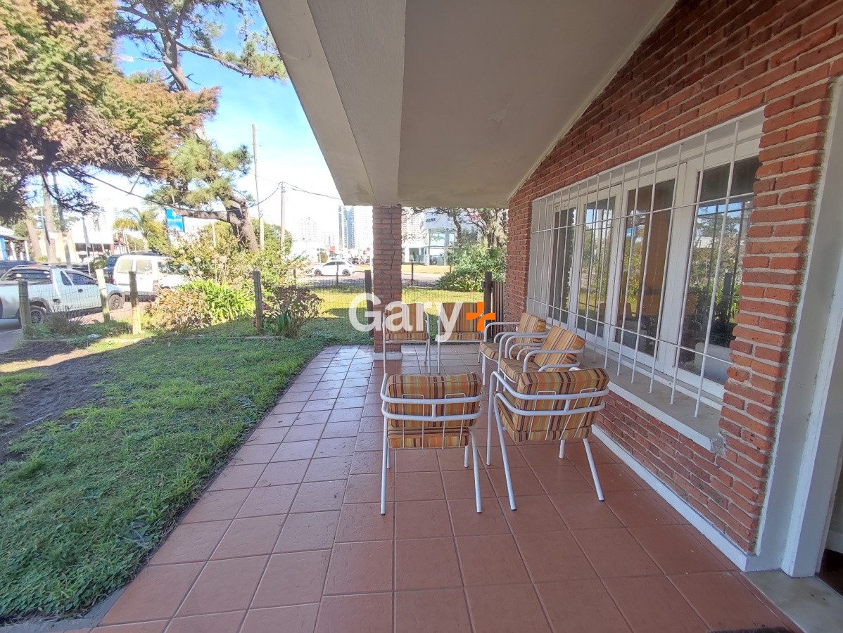 Casa ID.23330 - Punta del Este, área comercial Pda. 5
