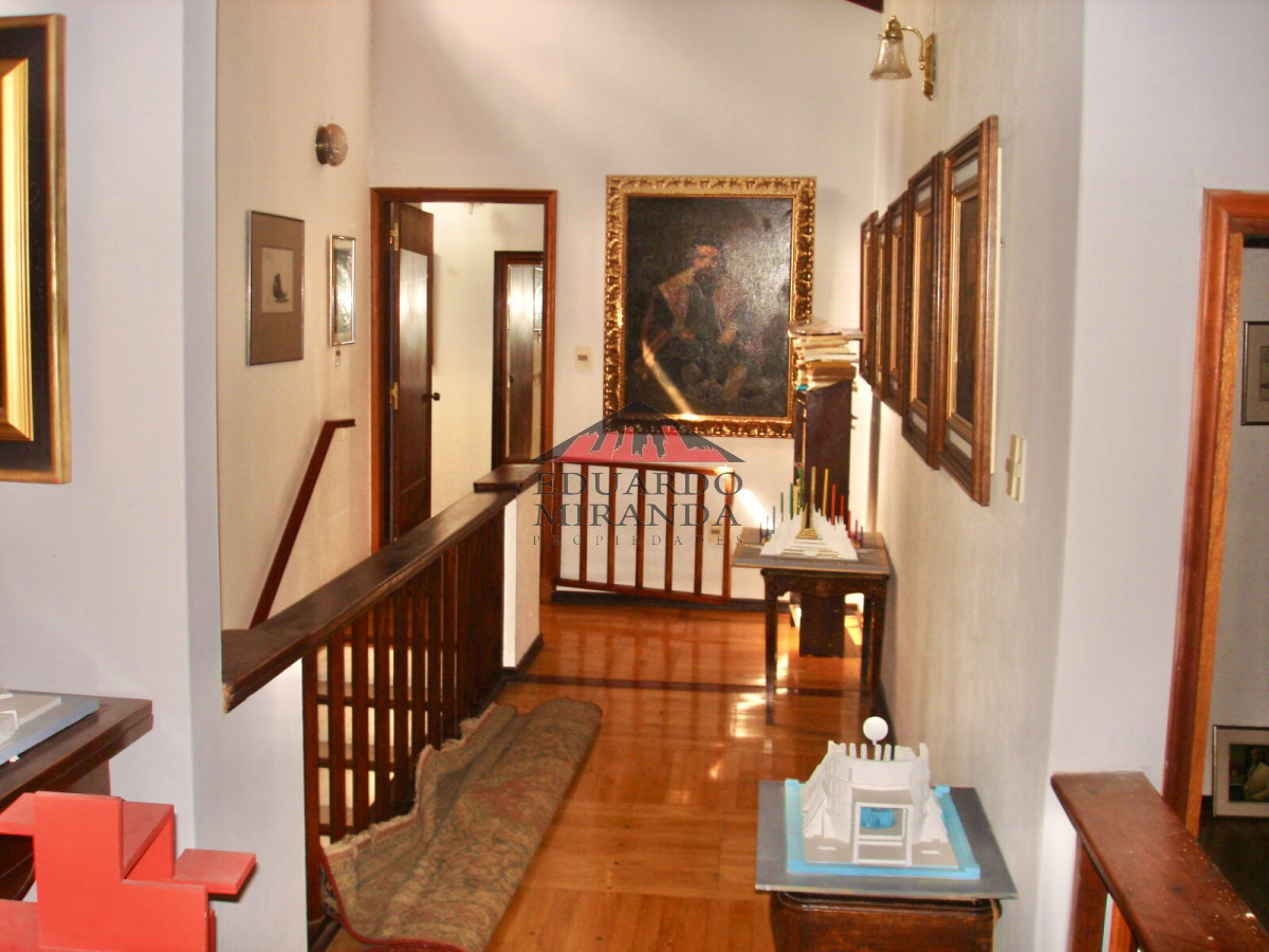 ubicado a  450 metros del mar.  cuenta con 5 dormitorios 2 baños , con capacidad para 9 personas  cocina : cocina, living comedor  terreno : 743 m2  e - emp1722c