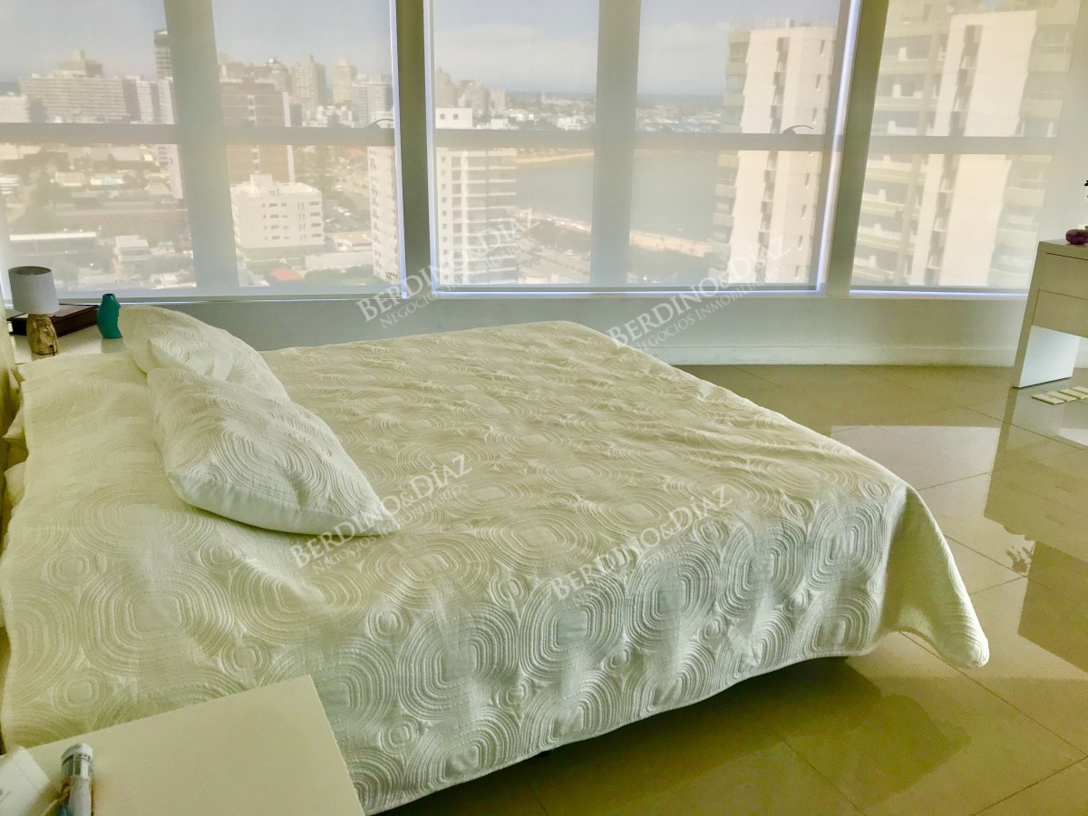 Apartamento ID.1161 - Exclusivo PentHouse de 3 pisos en la Playa Mansa