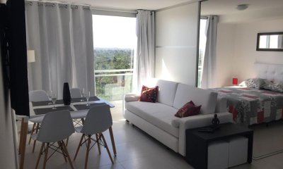 Monoambiente venta en torre con servicios piso alto sobre avenida roosevelt punta del este