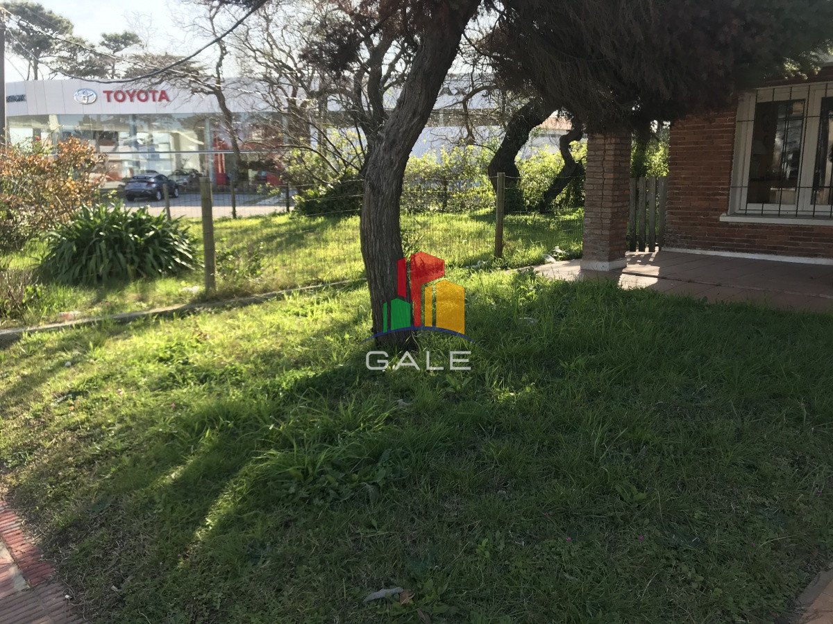 Casa ID.230 - Punta del Este, área comercial Pda. 5