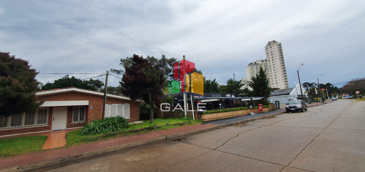Casa ID.230 - Punta del Este, área comercial Pda. 5