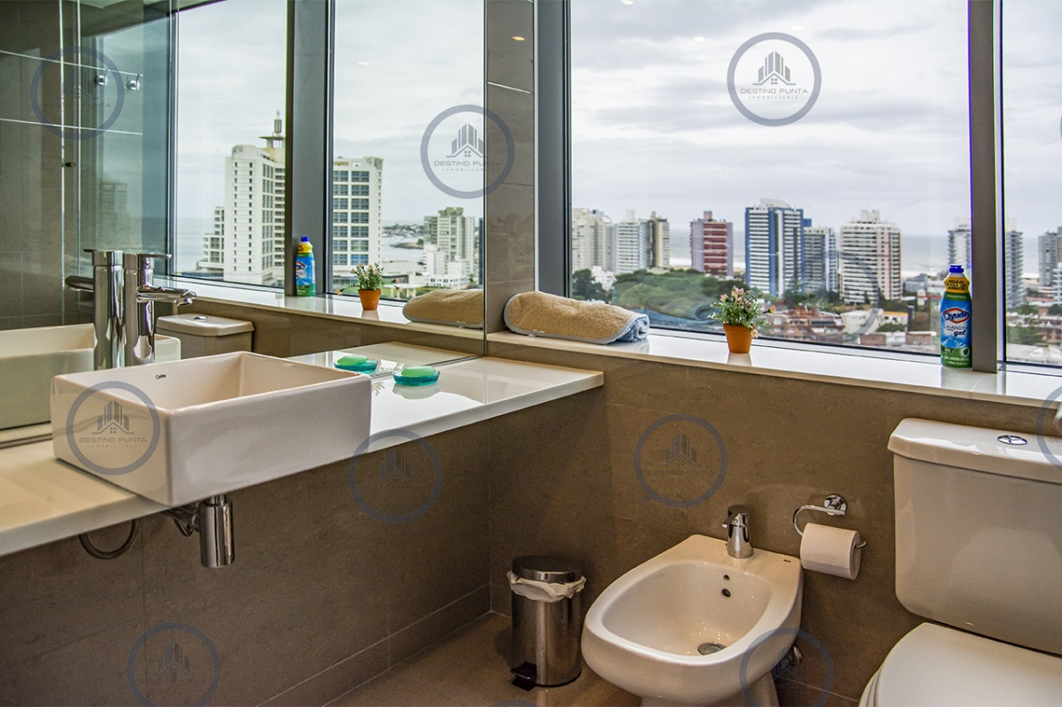 Apartamento ID.933 - Excelente Apartamento de 3 Dormitorios en Playa Mansa, Punta del Este
