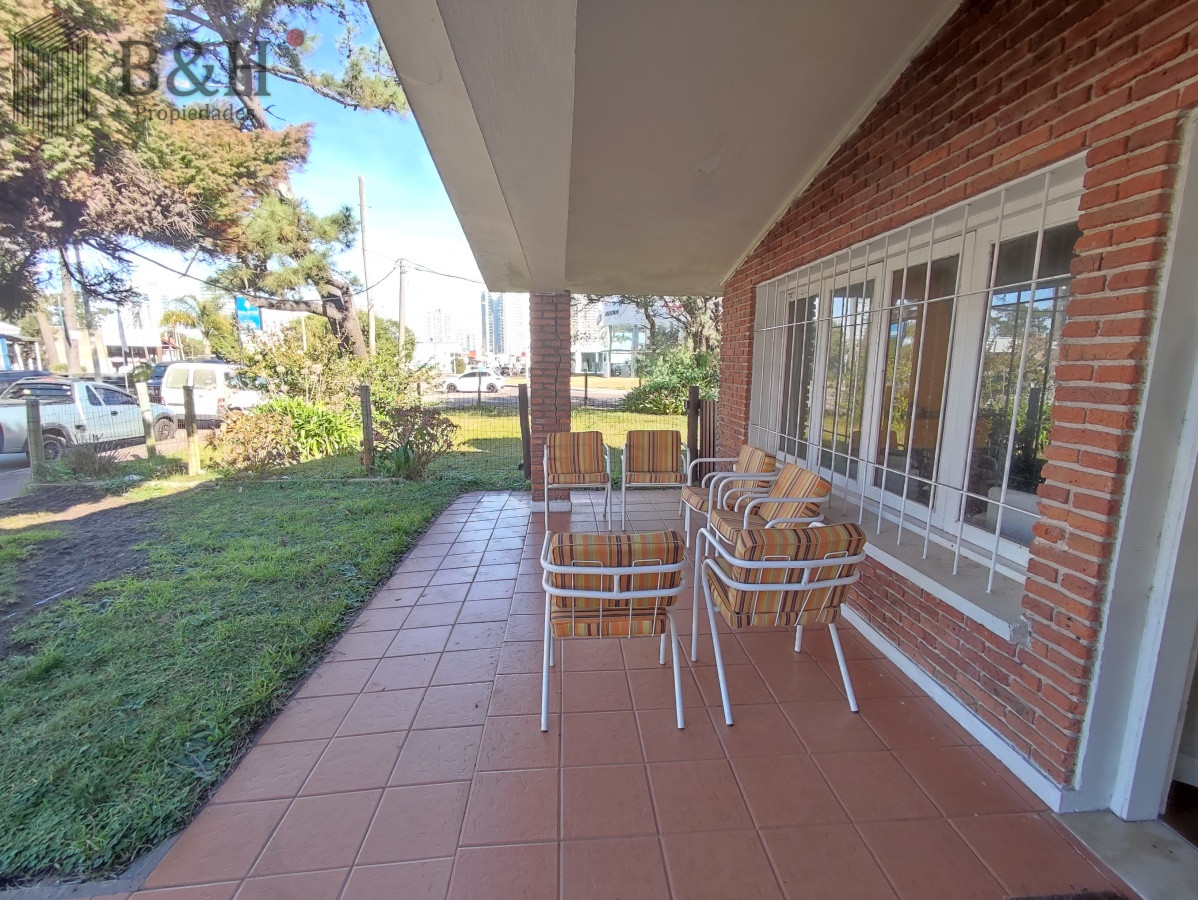 Casa ID.736 - Punta del Este, área comercial Pda. 5