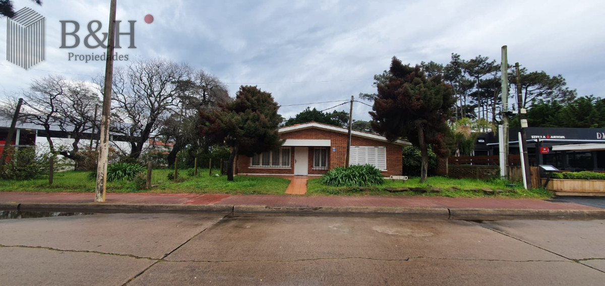 Casa ID.736 - Punta del Este, área comercial Pda. 5