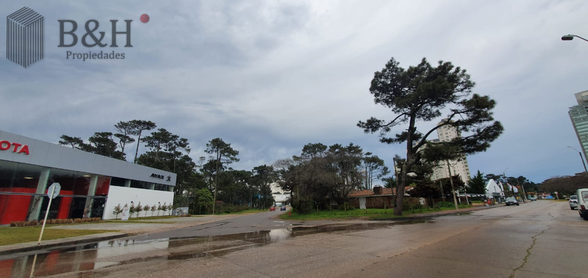 Casa ID.736 - Punta del Este, área comercial Pda. 5