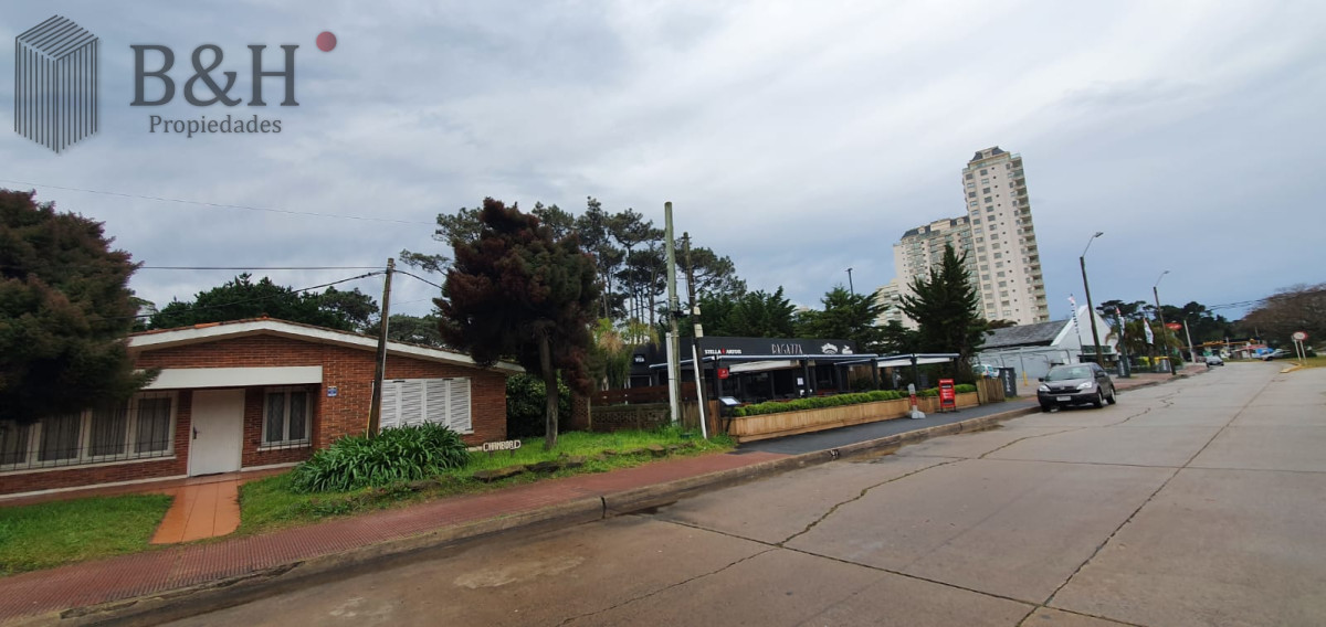 Casa ID.736 - Punta del Este, área comercial Pda. 5