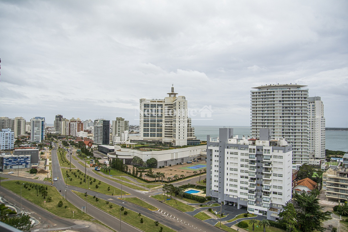 Apartamento ID.206 - Playa Mansa Apartamento 3 Dormitorios Piso alto Amenities Completos
