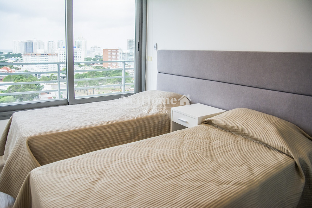 Apartamento ID.206 - Playa Mansa Apartamento 3 Dormitorios Piso alto Amenities Completos