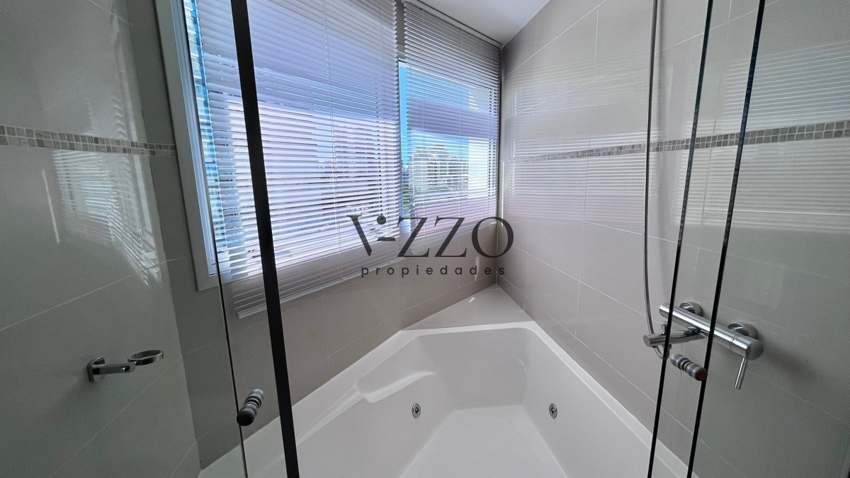 Apartamento ID.632/Apartamento-de-3-dormitorios-en-venta-en-primeras-paradas-de-playa-mansa - Apartamento de 3 dormitorios en venta en primeras paradas de playa mansa