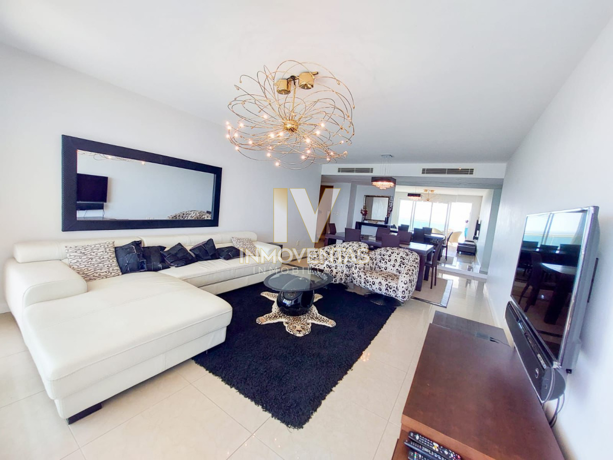 Espectacular Apartamento Frente al Mar en Torre de Categoría Primera Linea.- - IEV2079A