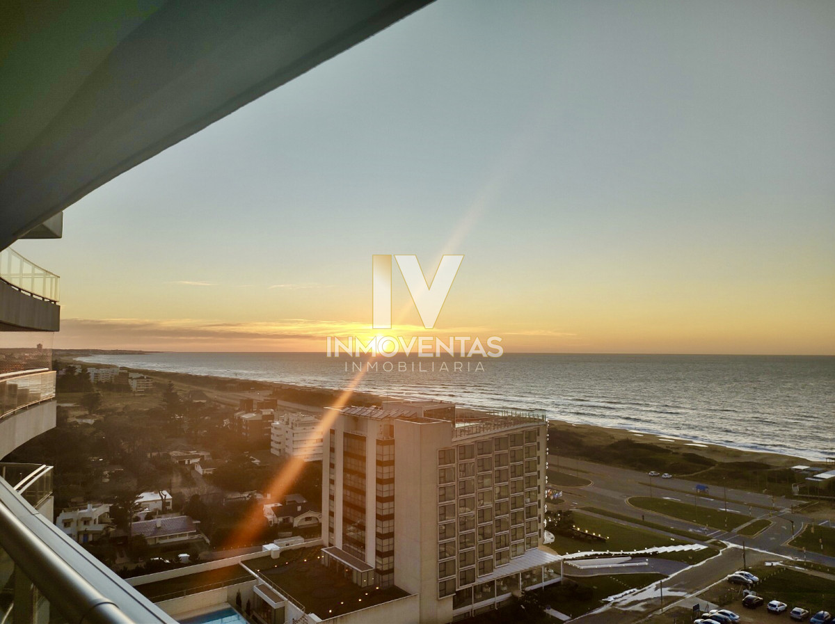 Brava- Hermosa unidad en piso alto - IEV930A