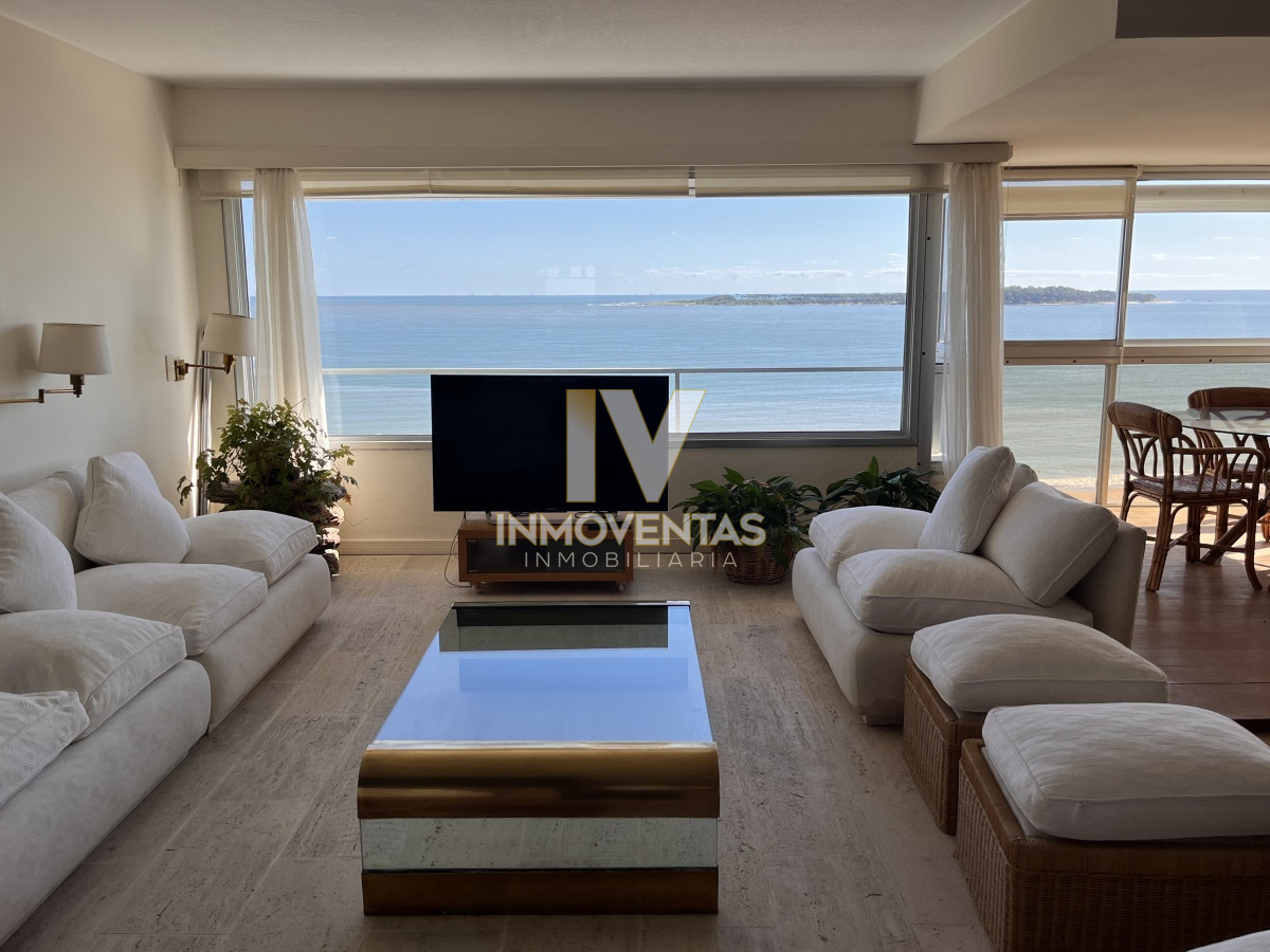 Apartamento ID.4147 - Apartamento esquinero en venta en playa mansa 3 dormitorios y servicio