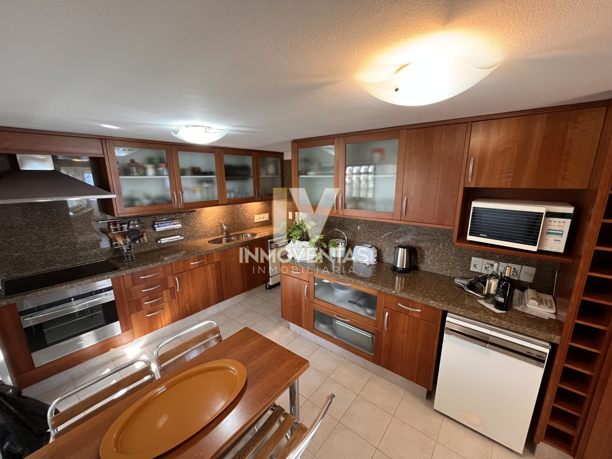 Apartamento ID.4147 - Apartamento esquinero en venta en playa mansa 3 dormitorios y servicio