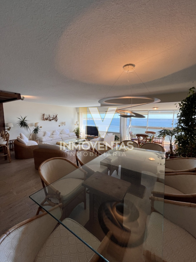 Apartamento ID.4147 - Apartamento esquinero en venta en playa mansa 3 dormitorios y servicio