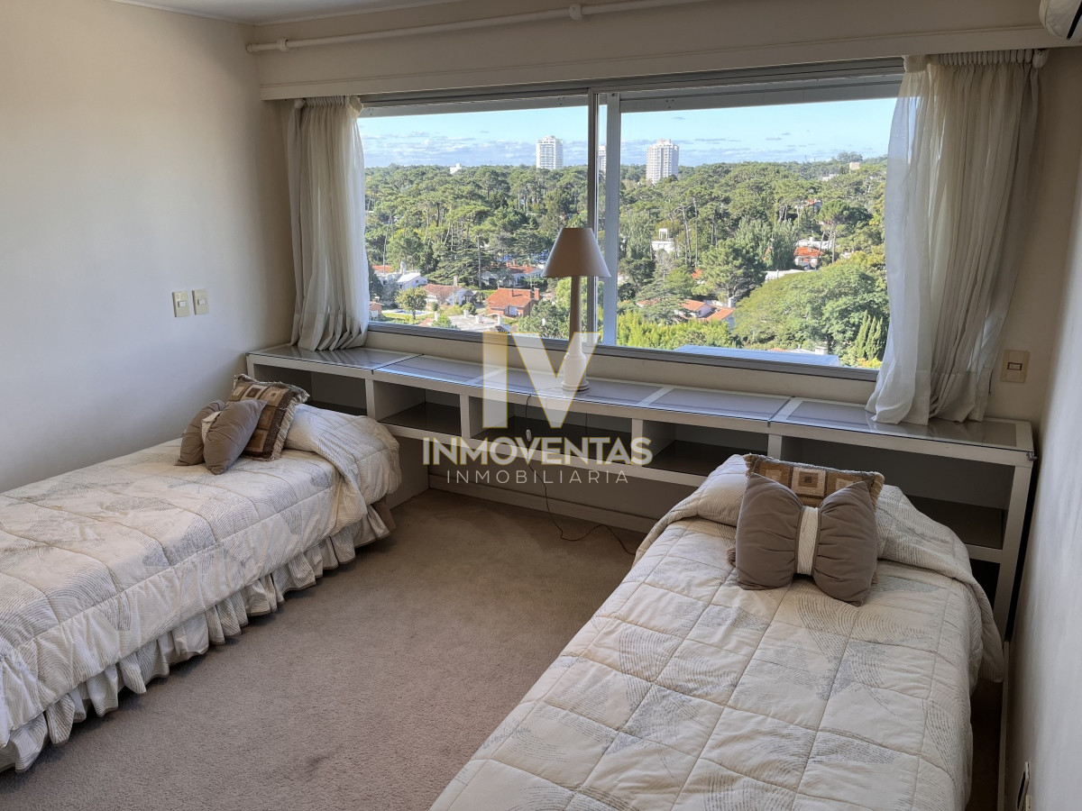 Apartamento ID.4147 - Apartamento esquinero en venta en playa mansa 3 dormitorios y servicio