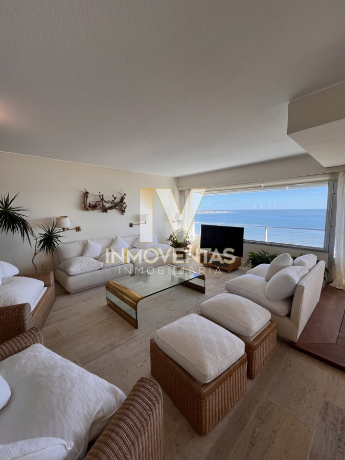 Apartamento ID.4147 - Apartamento esquinero en venta en playa mansa 3 dormitorios y servicio