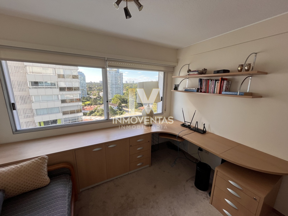 Apartamento ID.4147 - Apartamento esquinero en venta en playa mansa 3 dormitorios y servicio