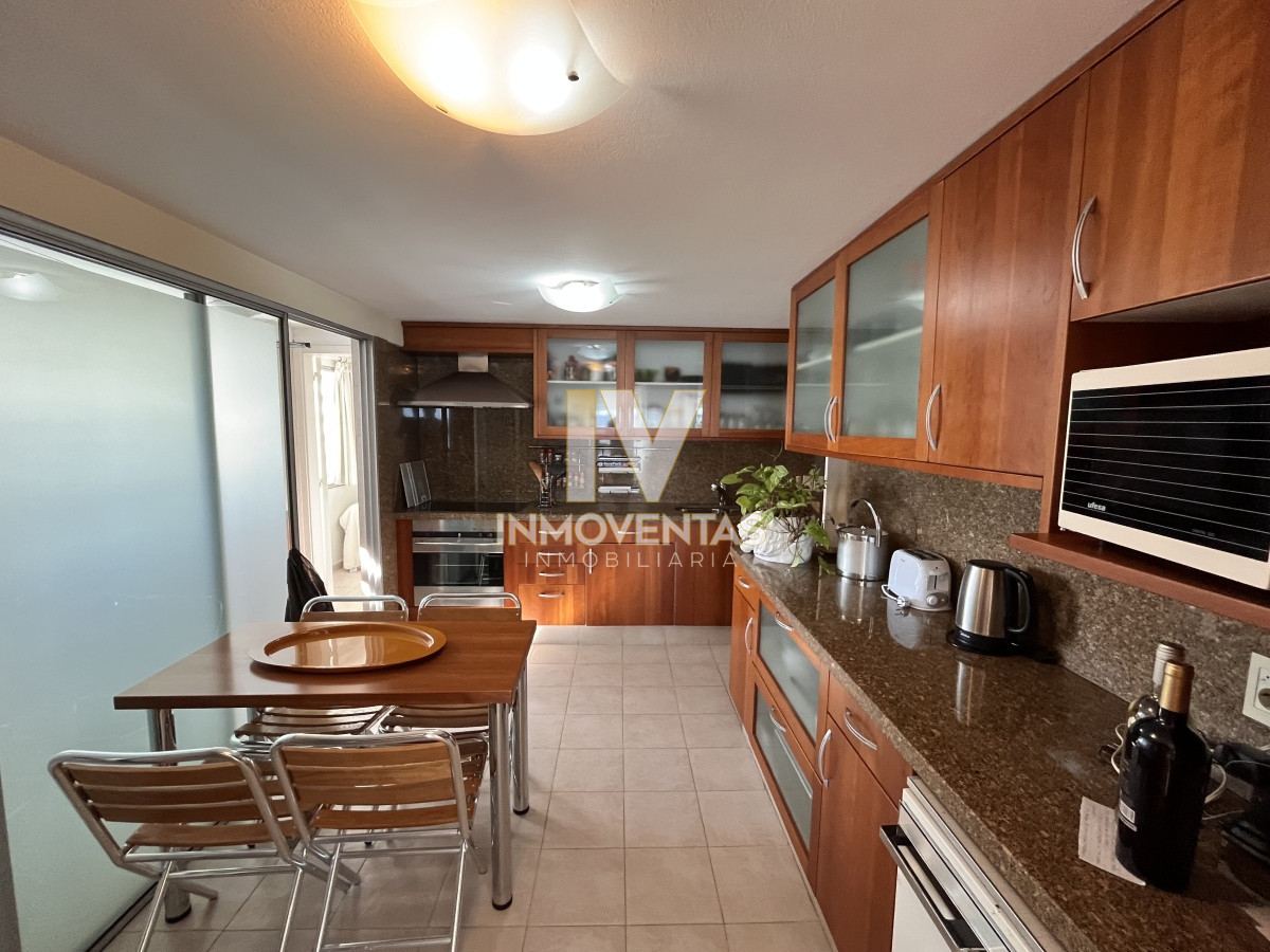 Apartamento ID.4147 - Apartamento esquinero en venta en playa mansa 3 dormitorios y servicio