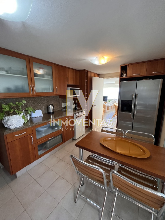 Apartamento ID.4147 - Apartamento esquinero en venta en playa mansa 3 dormitorios y servicio