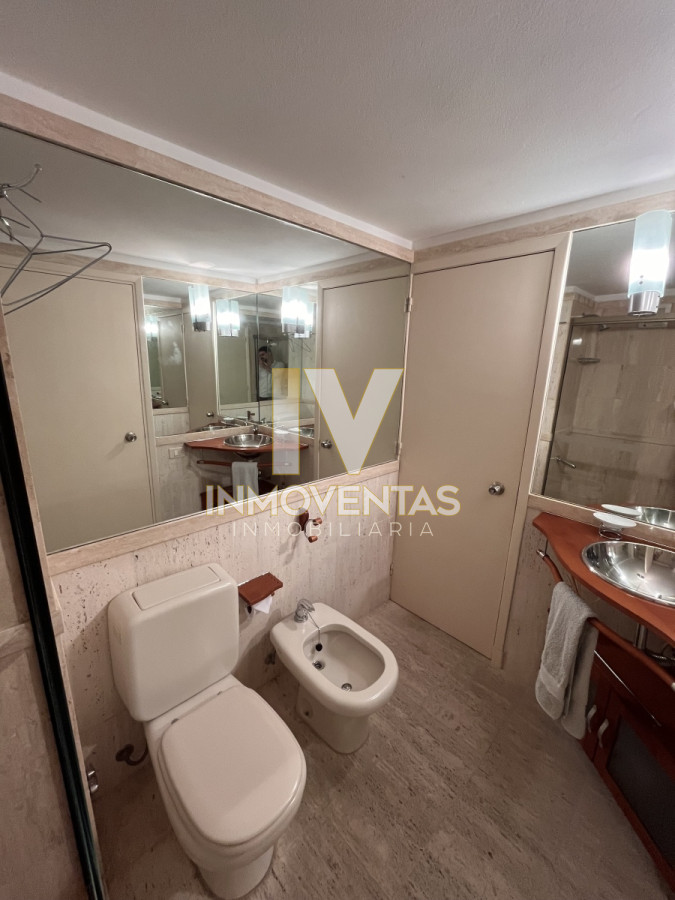 Apartamento ID.4147 - Apartamento esquinero en venta en playa mansa 3 dormitorios y servicio