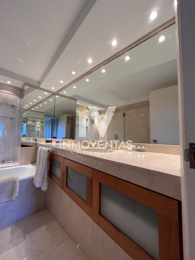 Apartamento ID.4147 - Apartamento esquinero en venta en playa mansa 3 dormitorios y servicio