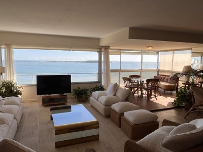 Apartamento esquinero en venta en playa mansa 3 dormitorios y servicio