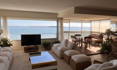 Apartamento esquinero en venta en playa mansa 3 dormitorios y servicio