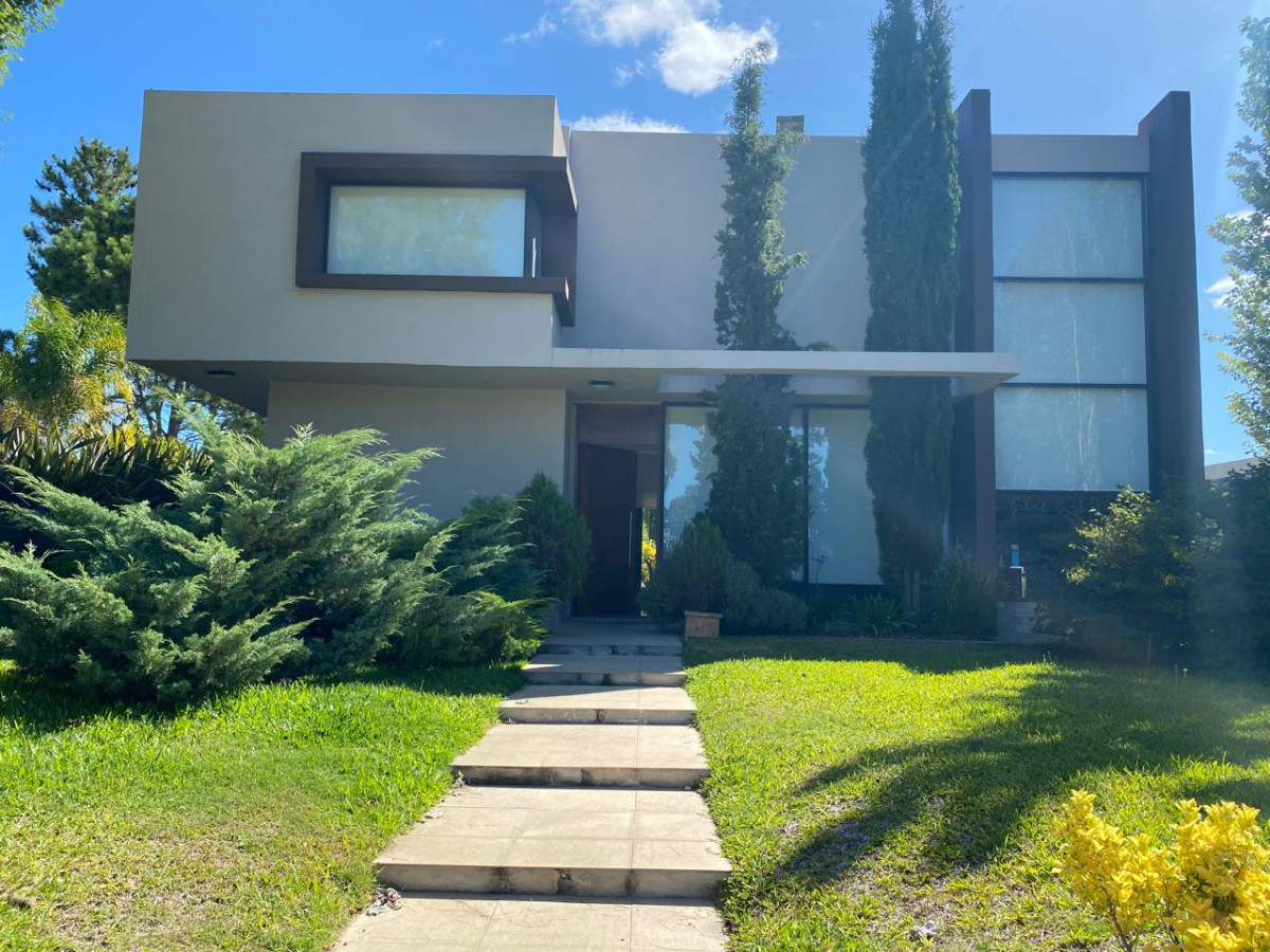MODERNA CASA EN BARRIO CERRADO LA RESIDENCE 