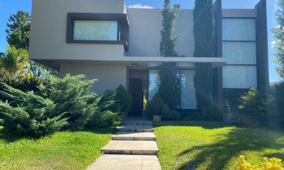 MODERNA CASA EN BARRIO CERRADO LA RESIDENCE