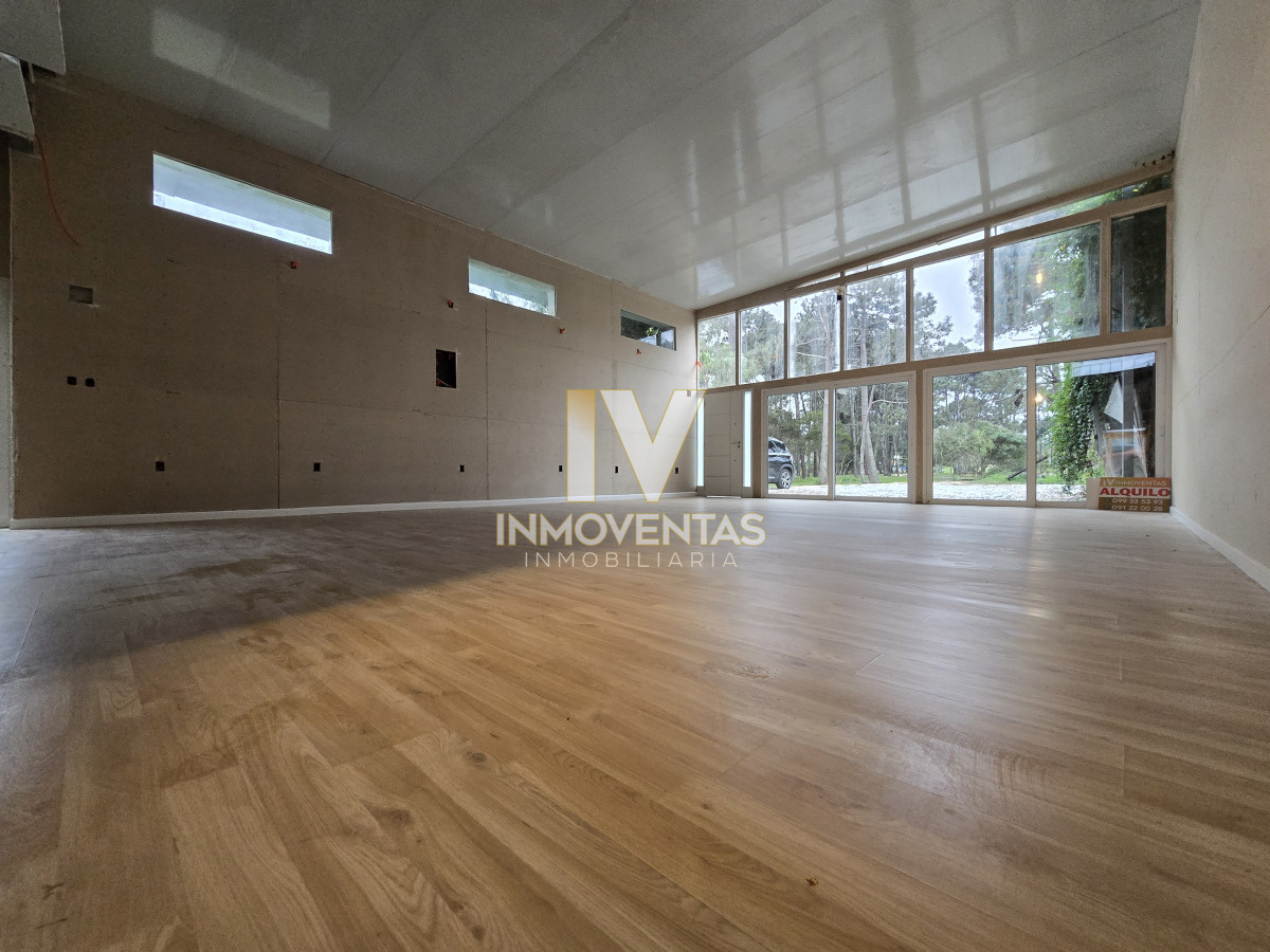 Local Comercial ID.4823 - Local Amplio en La Barra (frente a plaza con pista de skate)