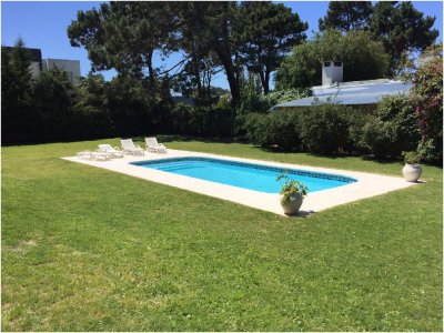 Alquilo casa 3 dormitorios y piscina en Rincon del Indio, Punta del Este.