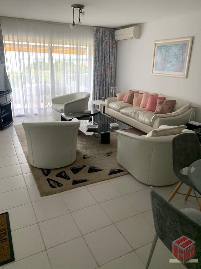 Apartamento ID.8983 - Generoso departamento con vista y muy buena ubicacion sobre playa mansa