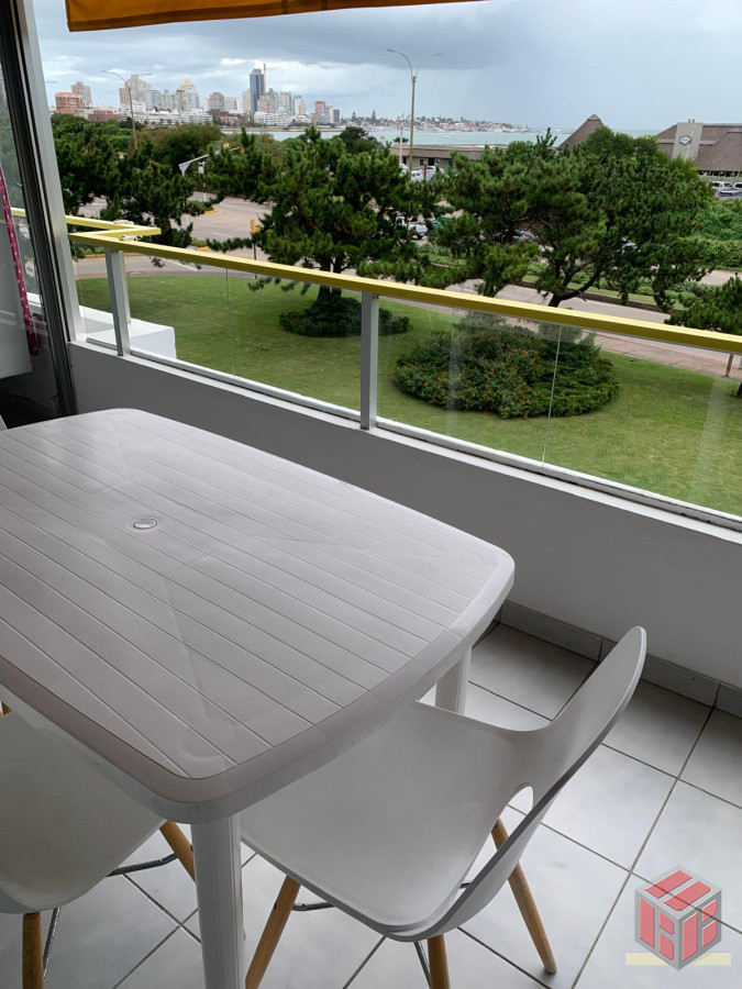 Apartamento ID.8983 - Generoso departamento con vista y muy buena ubicacion sobre playa mansa