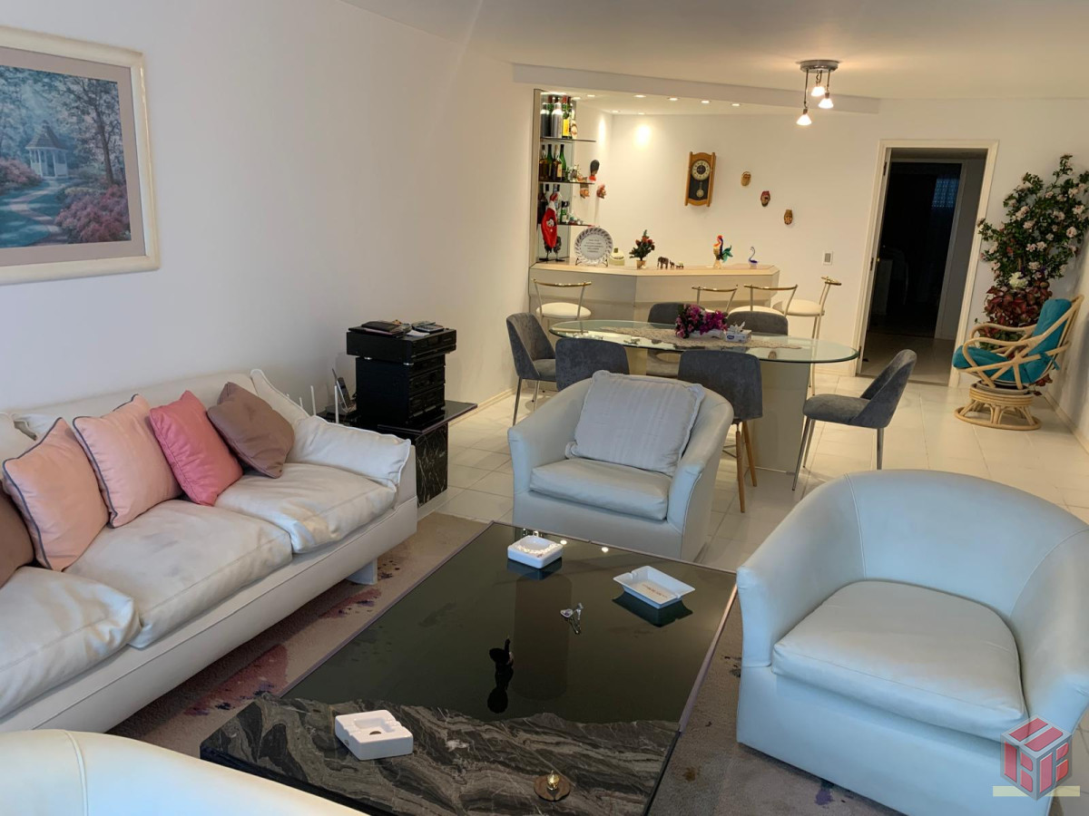Apartamento ID.8983 - Generoso departamento con vista y muy buena ubicacion sobre playa mansa