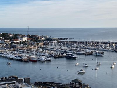 Excelente apto con generosas vistas al mar. 