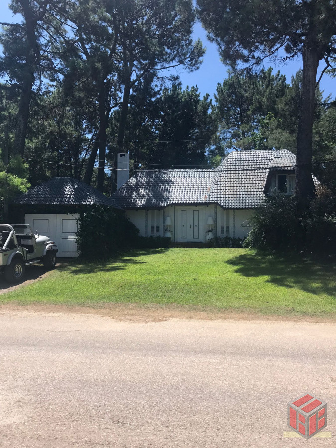 Casa ID.8979 - casa en Pinares  4 dormitorios y piscina