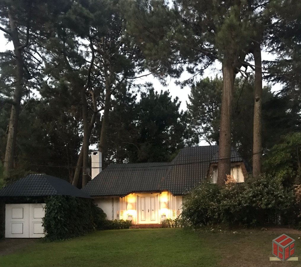 Casa ID.8979 - casa en Pinares  4 dormitorios y piscina