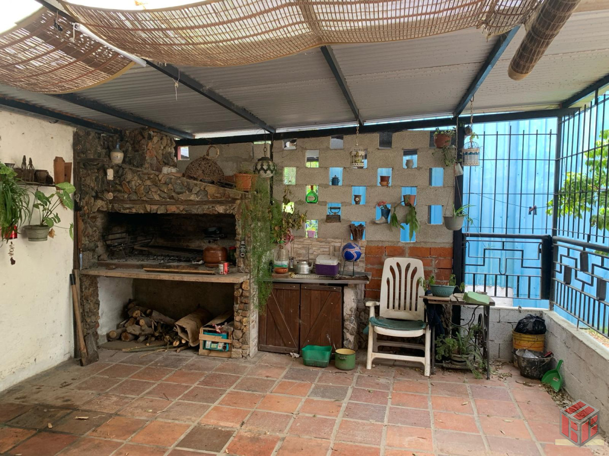 Casa ID.8202 - hermosa casa con un galpon para taller etc