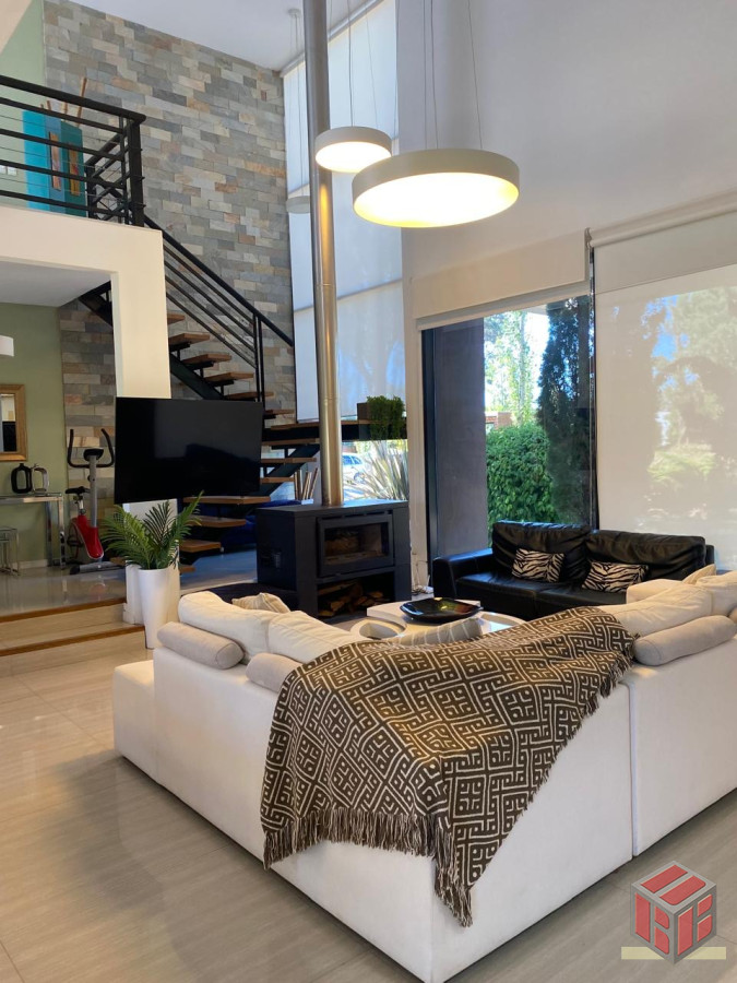 Casa ID.9024 - Comoda, linda , moderna , piscina.....