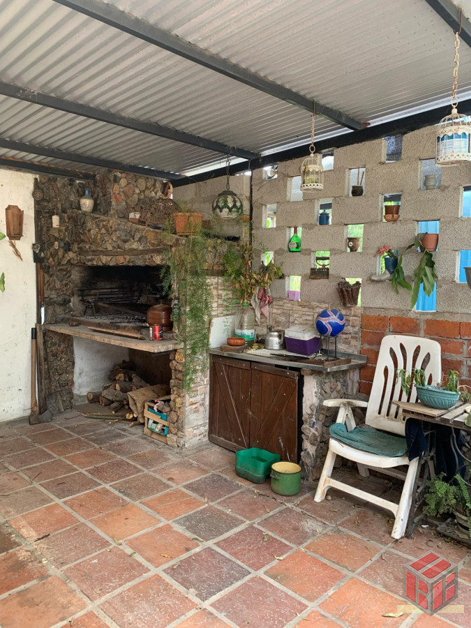 Casa ID.8202 - hermosa casa con un galpon para taller etc