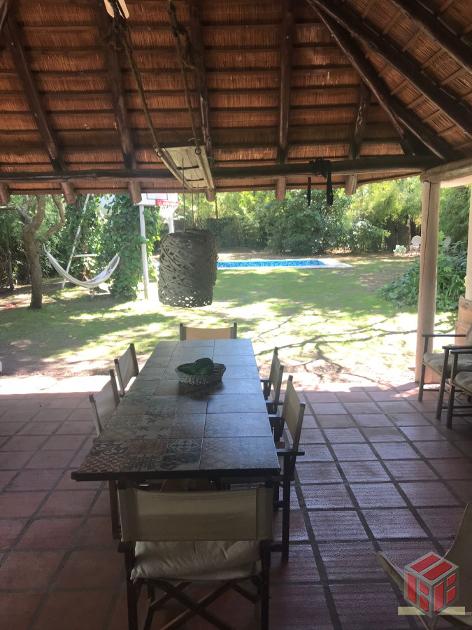 Casa ID.8979 - casa en Pinares  4 dormitorios y piscina